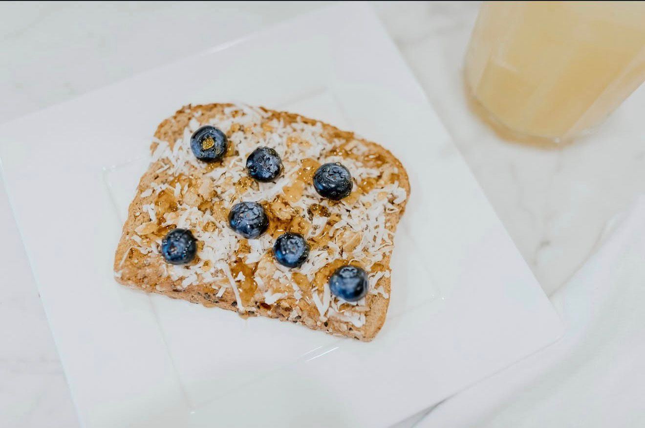 Tostada con arándanos CORA y miel